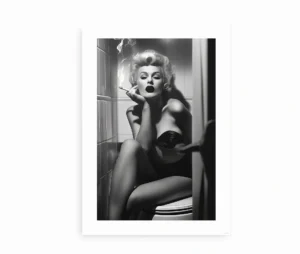 Sort/hvid plakat med pin-up kvinde i badetøj og cigaret