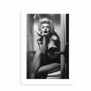 Sort/hvid plakat med pin-up kvinde i badetøj og cigaret