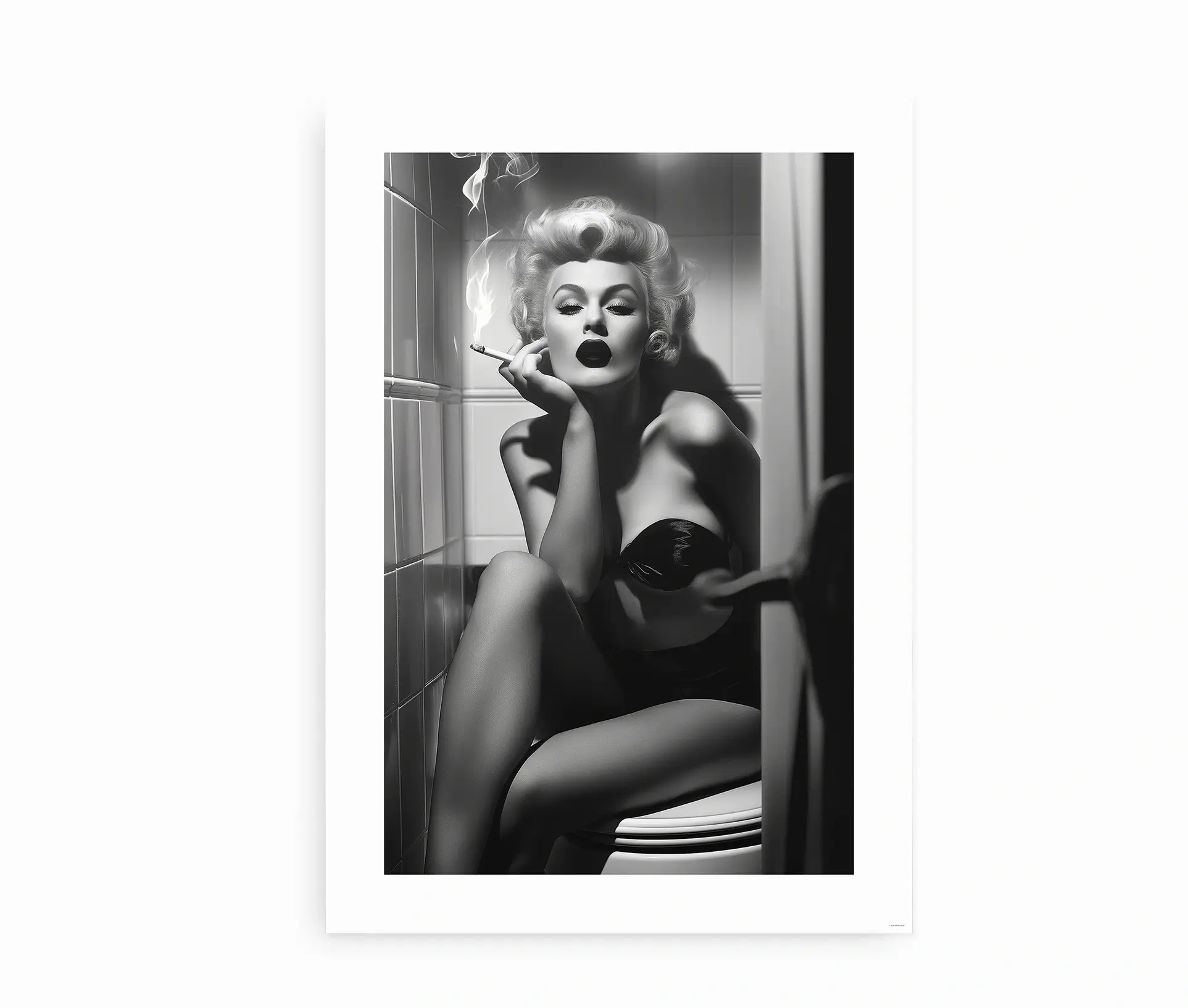 Sort/hvid plakat med pin-up kvinde i badetøj og cigaret