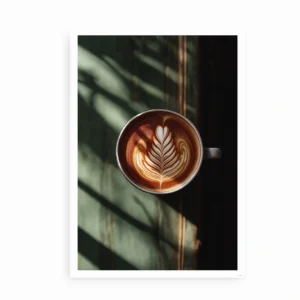 Fritlagt plakat med kaffe og latte art på mørkt bord