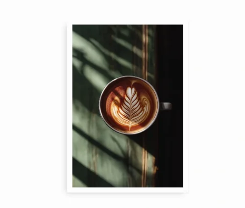 Fritlagt plakat med kaffe og latte art på mørkt bord