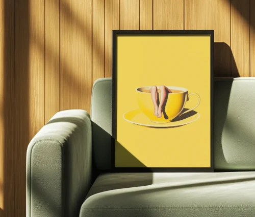 Plakat med gul tekop og ben stående på en sofa