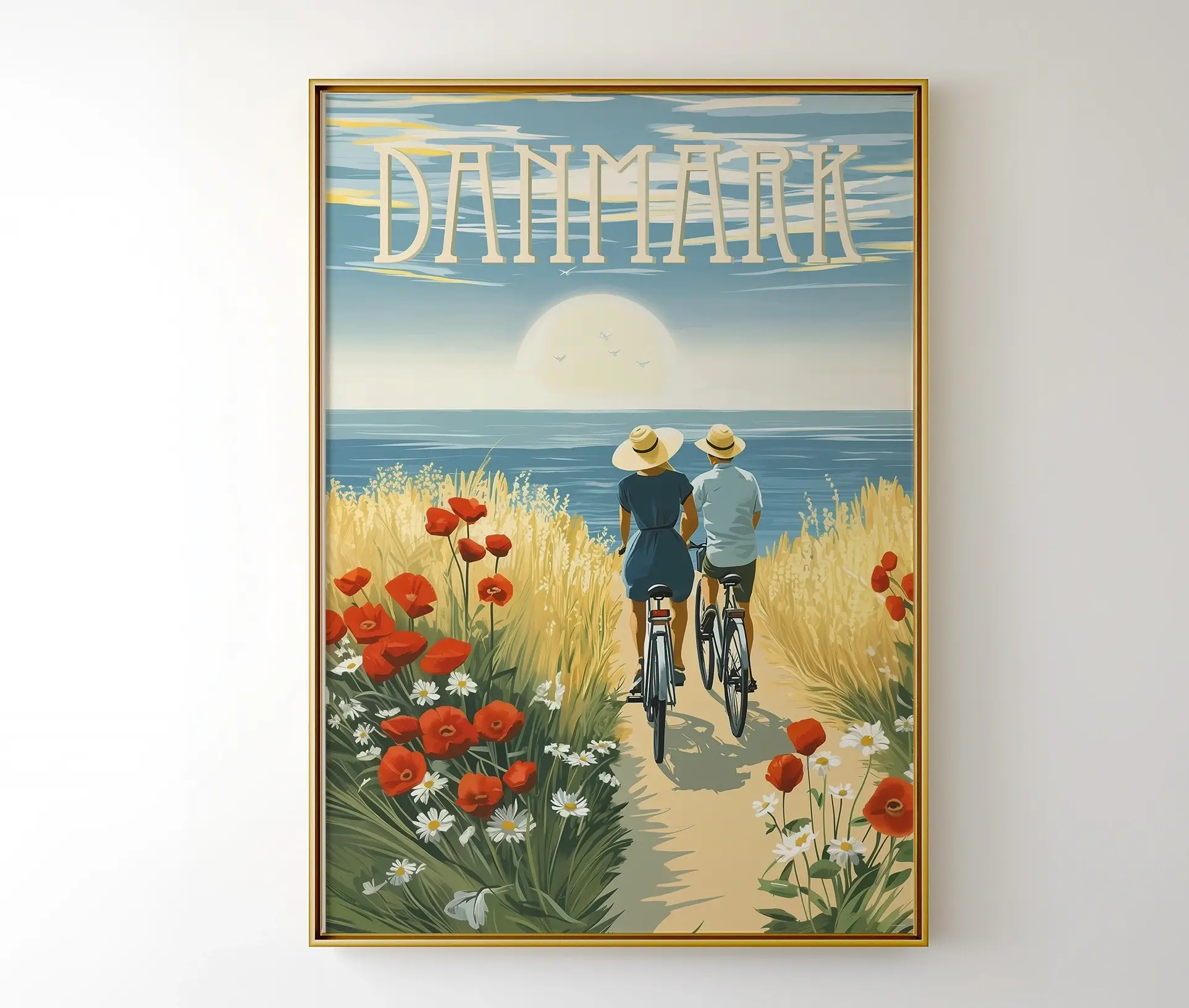 Retro plakat med to cyklister mod havet og teksten “Danmark”
