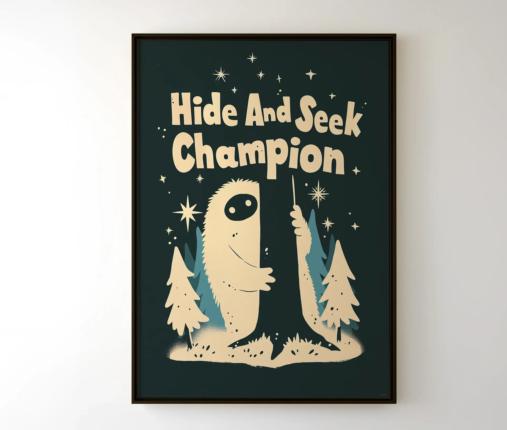 Indrammet plakat med “Hide And Seek Champion” motiv hængt op