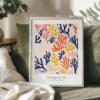 Plakat med koralinspirerede former i sofaområde med naturligt lys