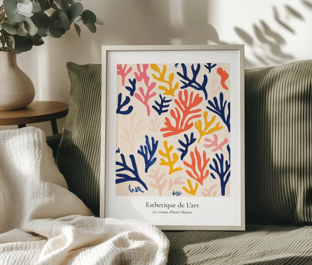 Plakat med koralinspirerede former i sofaområde med naturligt lys