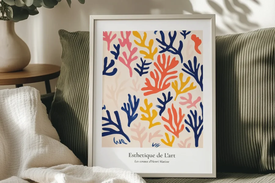 Plakat med koralinspirerede former i sofaområde med naturligt lys