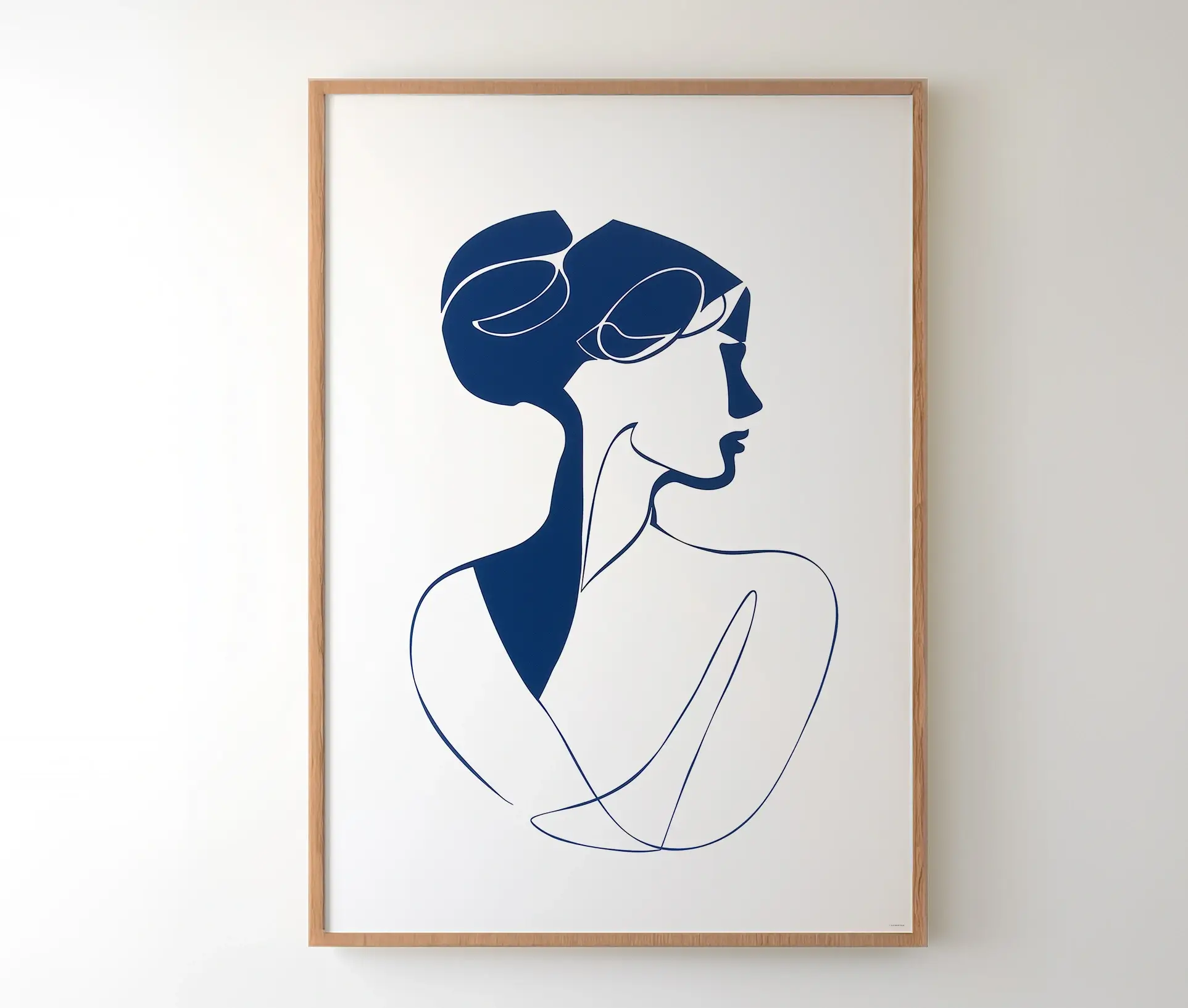 Indrammet plakat med minimalistisk kvindeportræt i blå