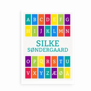 Fritlagt navneplakat i regnbuefarver med alfabet og personligt navn