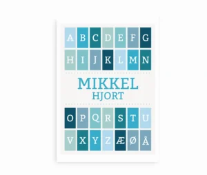 Fritlagt navneplakat med blå alfabet og personligt navn