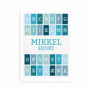 Fritlagt navneplakat med blå alfabet og personligt navn