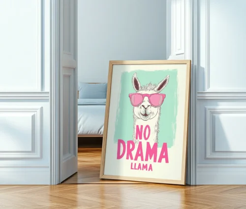 Plakat med No Drama Llama i træramme lænet mod væg