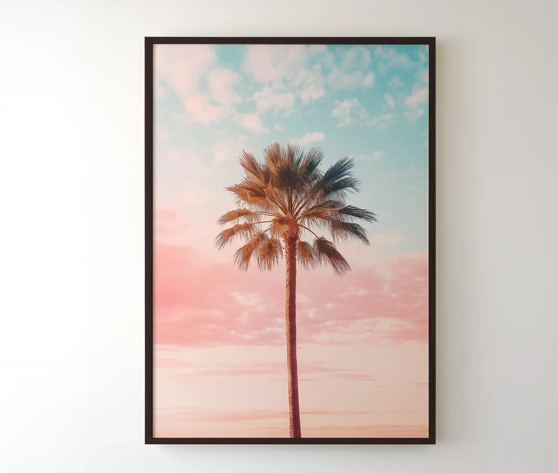 Indrammet plakat med palmetræ og farverig himmel