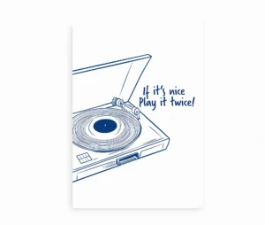 Fritlagt musikplakat med grammofon og tekst i blå