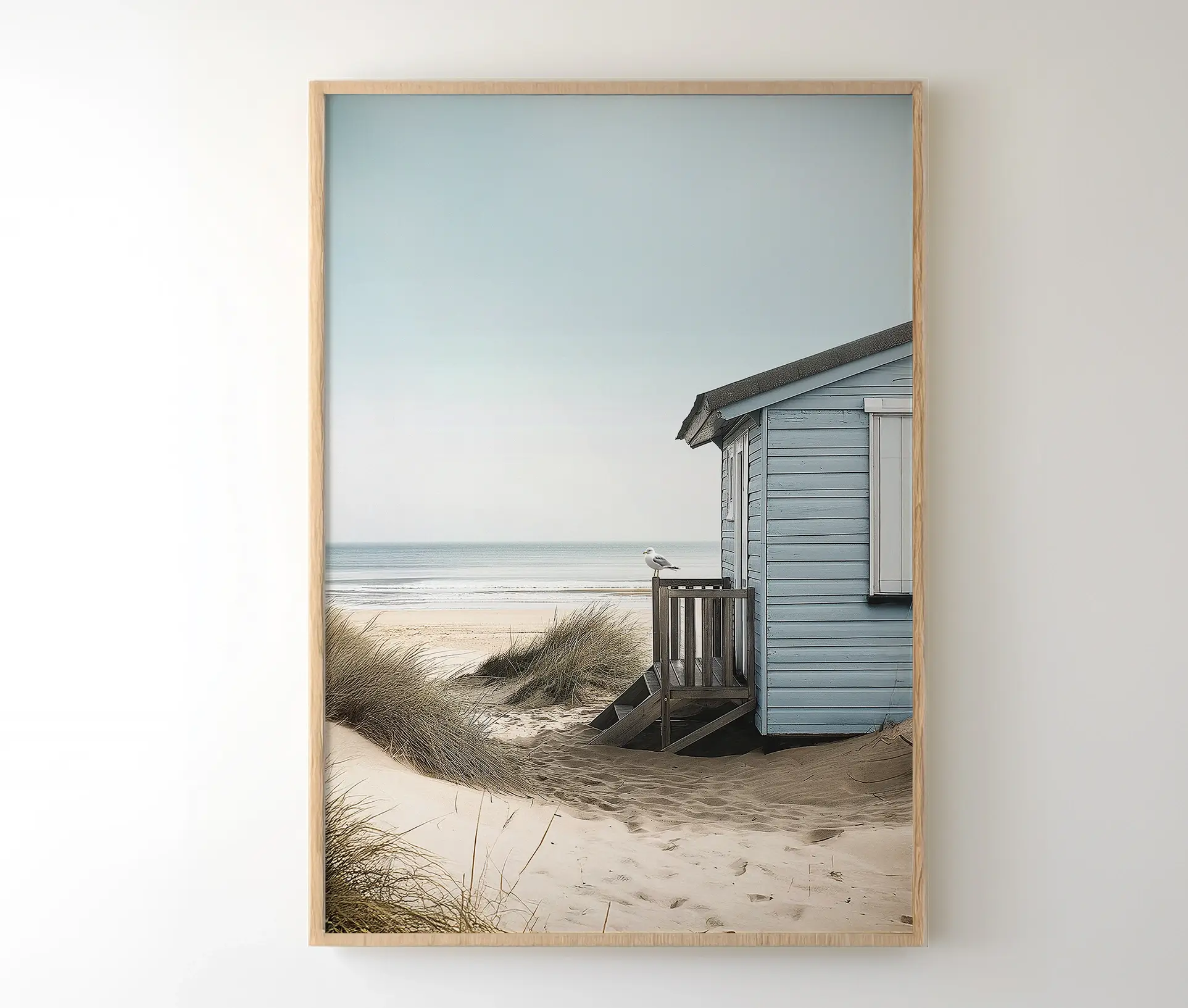 Indrammet plakat med blå strandhytte og roligt strandmotiv