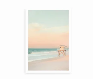 Fritlagt strandplakat med hvid kant og pastel himmel