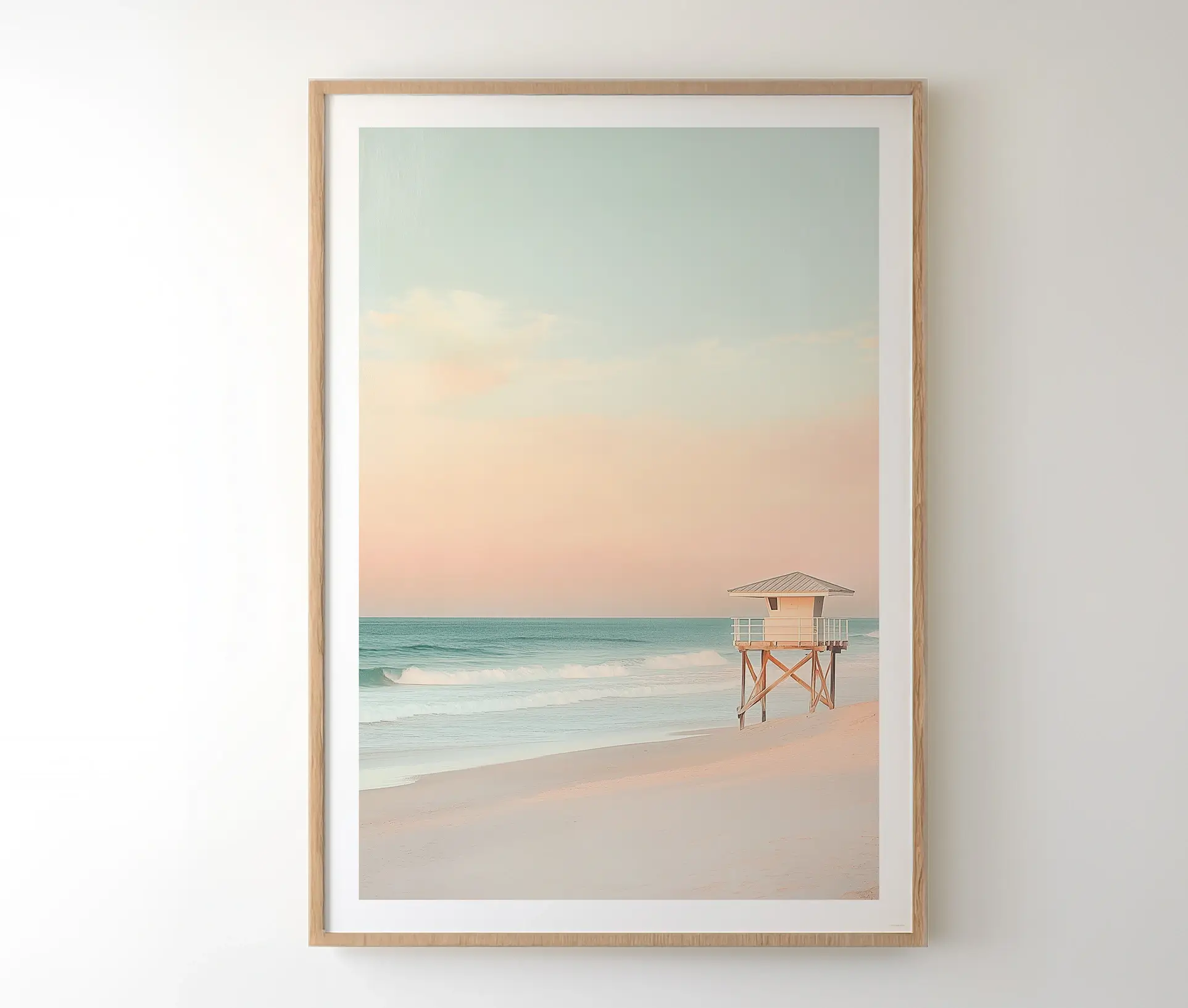 Fritlagt plakat med pastelfarvet strand og livreddertårn