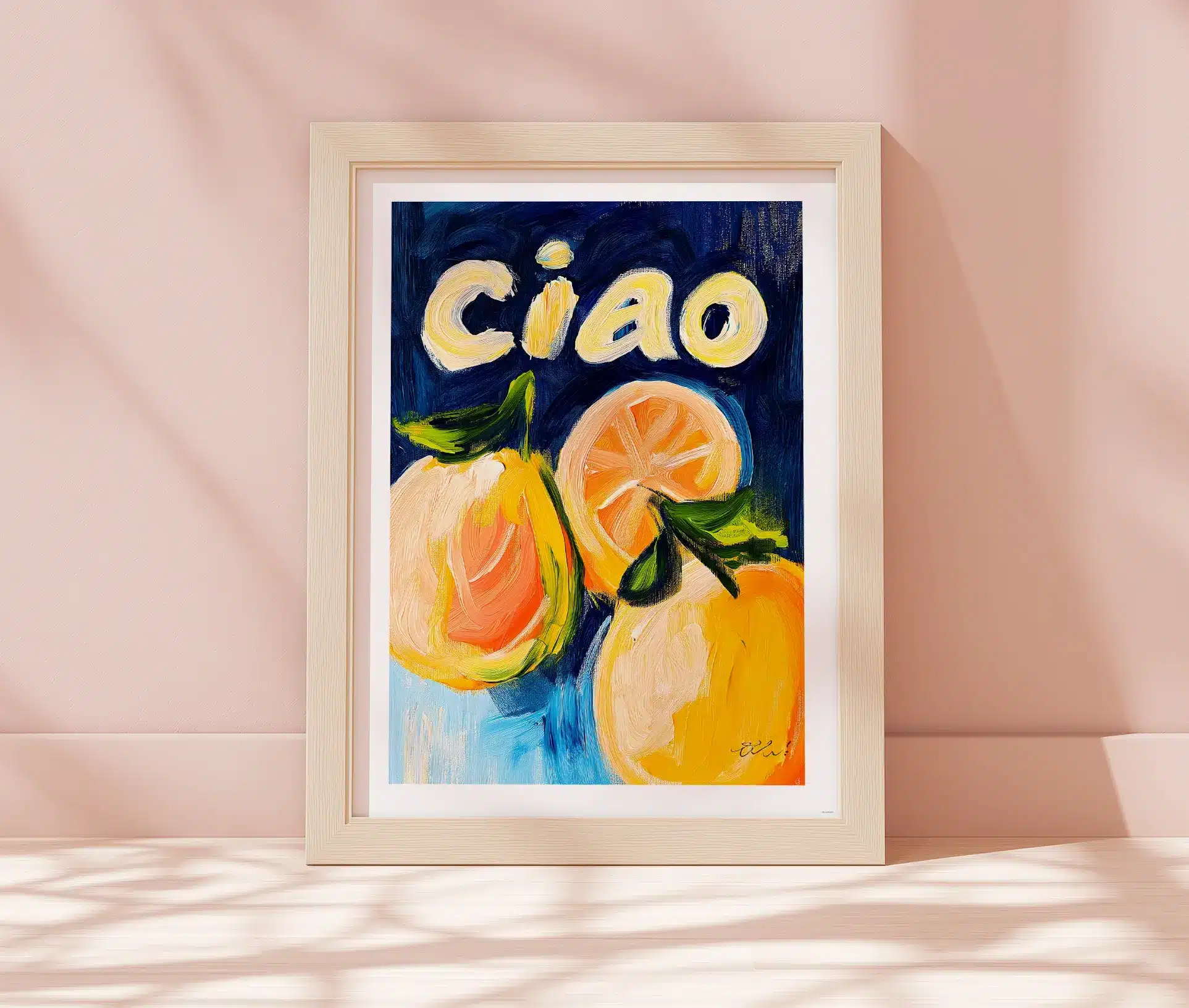 Plakat med "Ciao" og citrusfrugter placeret op ad lyserød væg