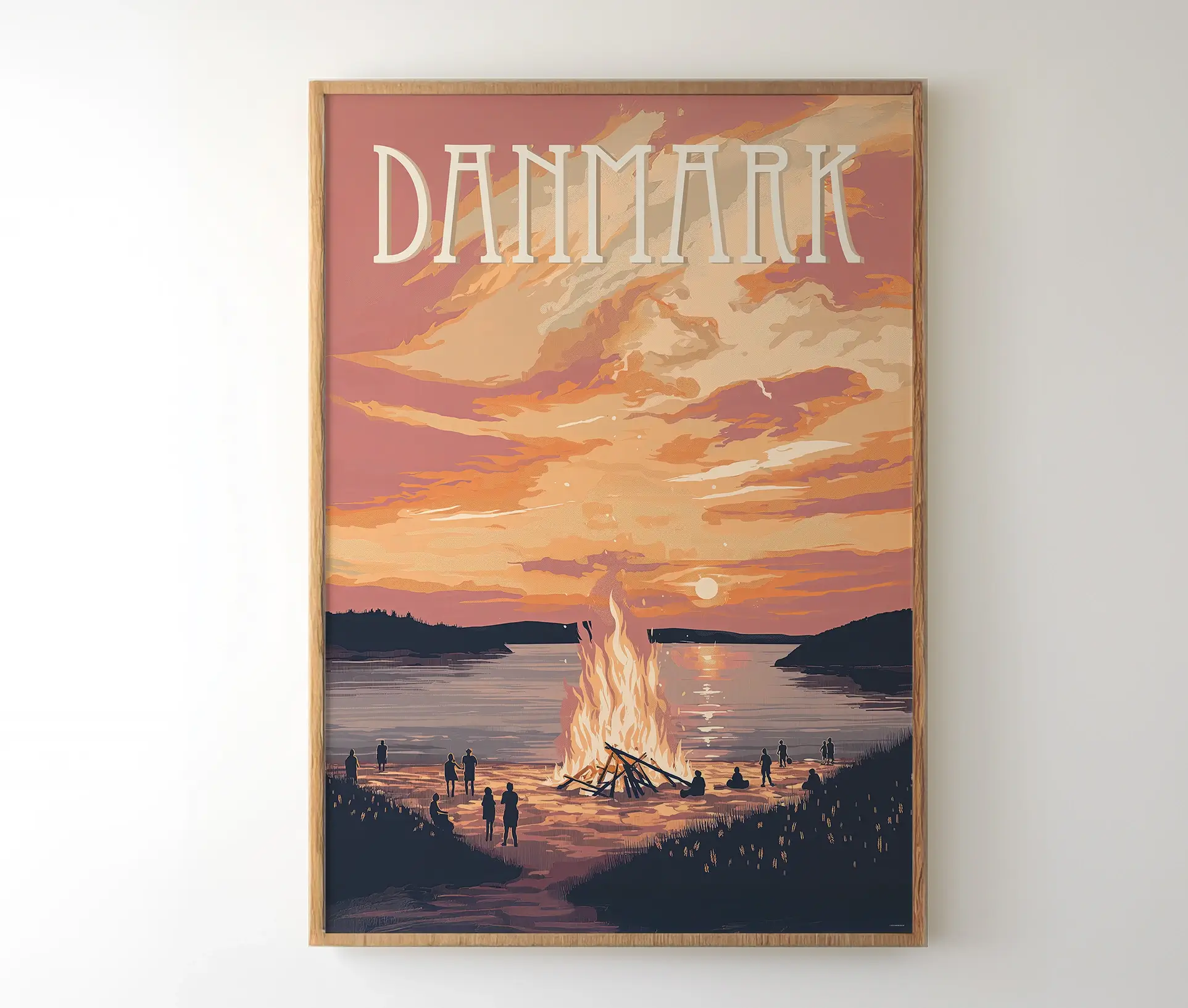 Indrammet plakat med dansk strandmotiv og Sankt Hans bål