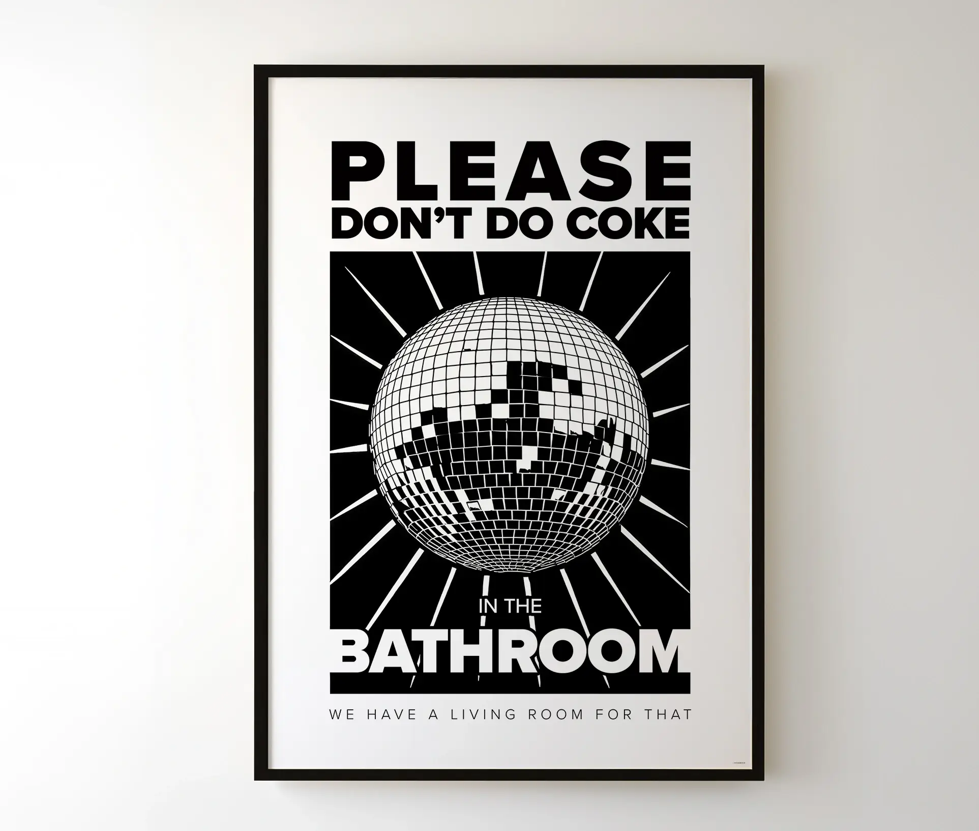 Indrammet plakat med disco-kugle og tekst