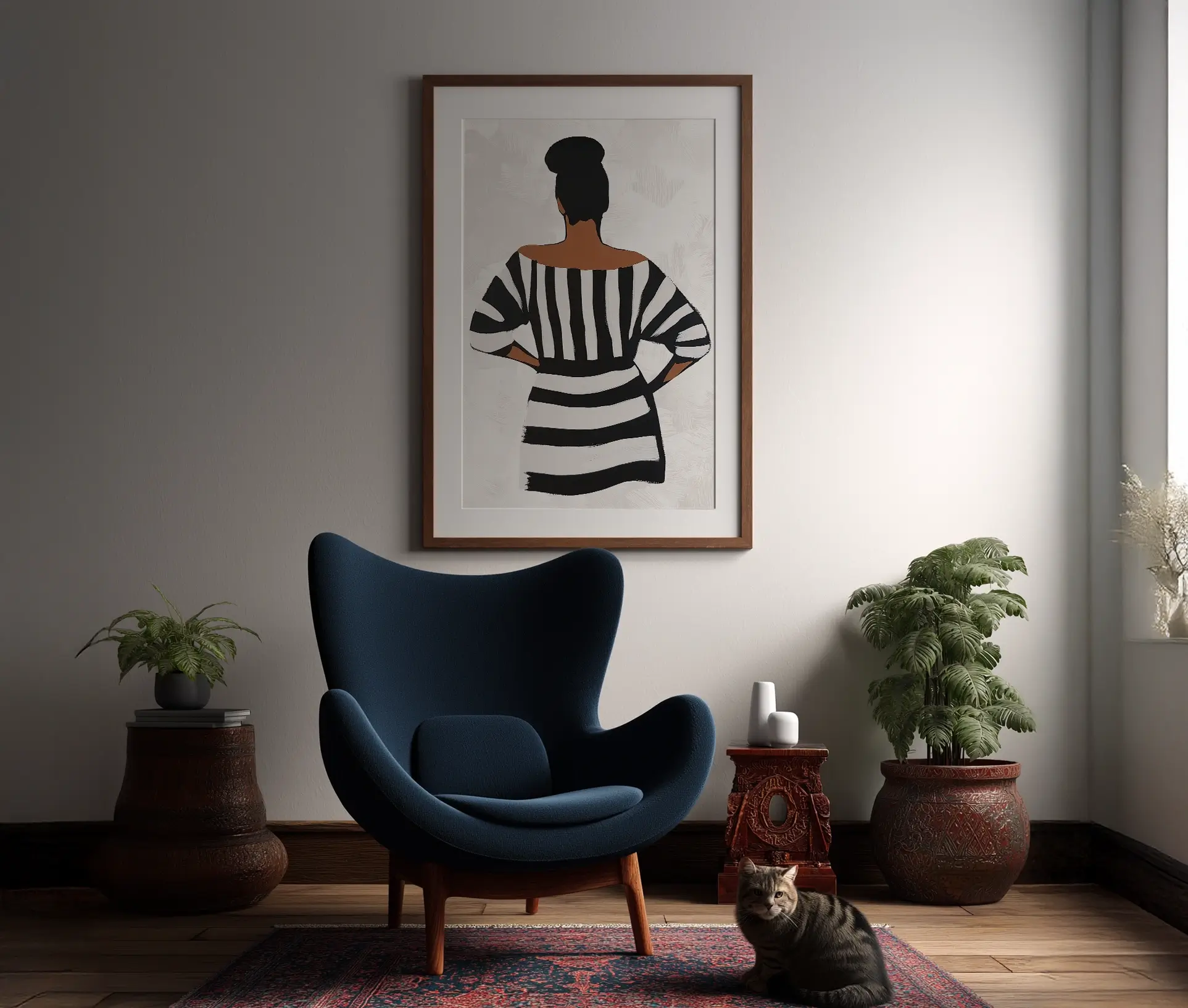 Plakat med kvinde i stribet kjole i indrammet ophæng ved lænestol