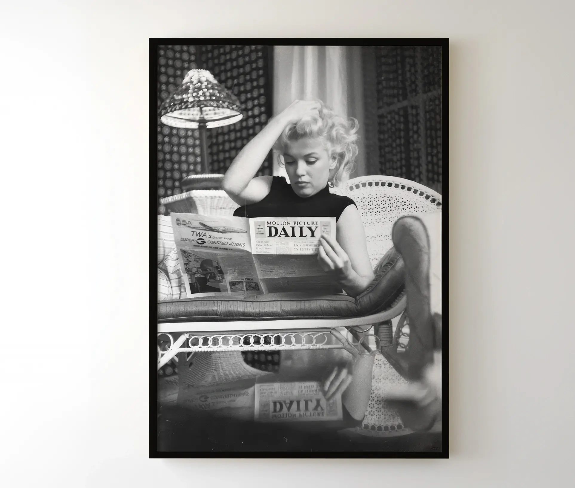 Sort-hvid plakat med Marilyn Monroe og avis i sort ramme