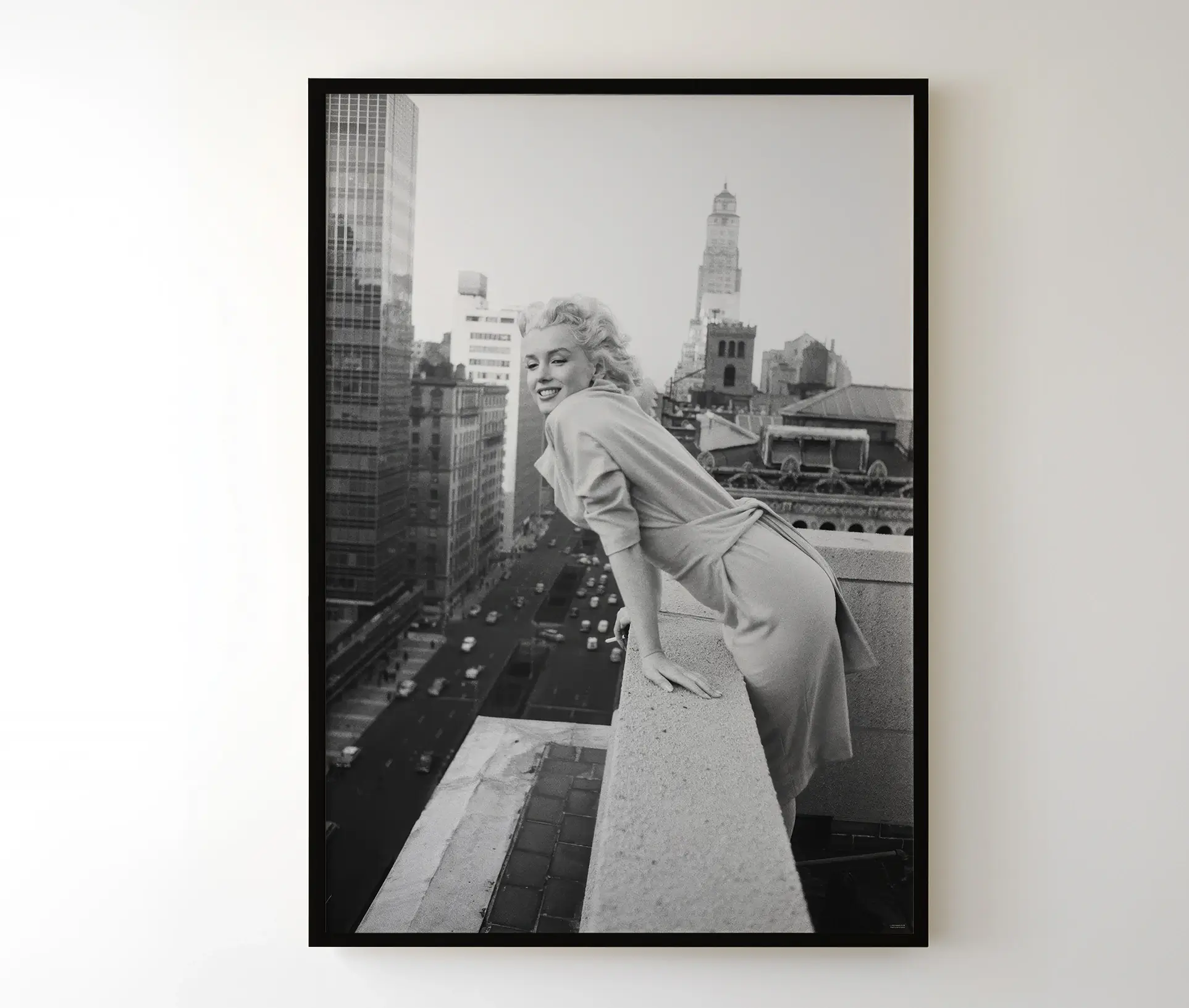 Sort-hvid fotoplakat med Marilyn Monroe og storbylandskab i sort ramme