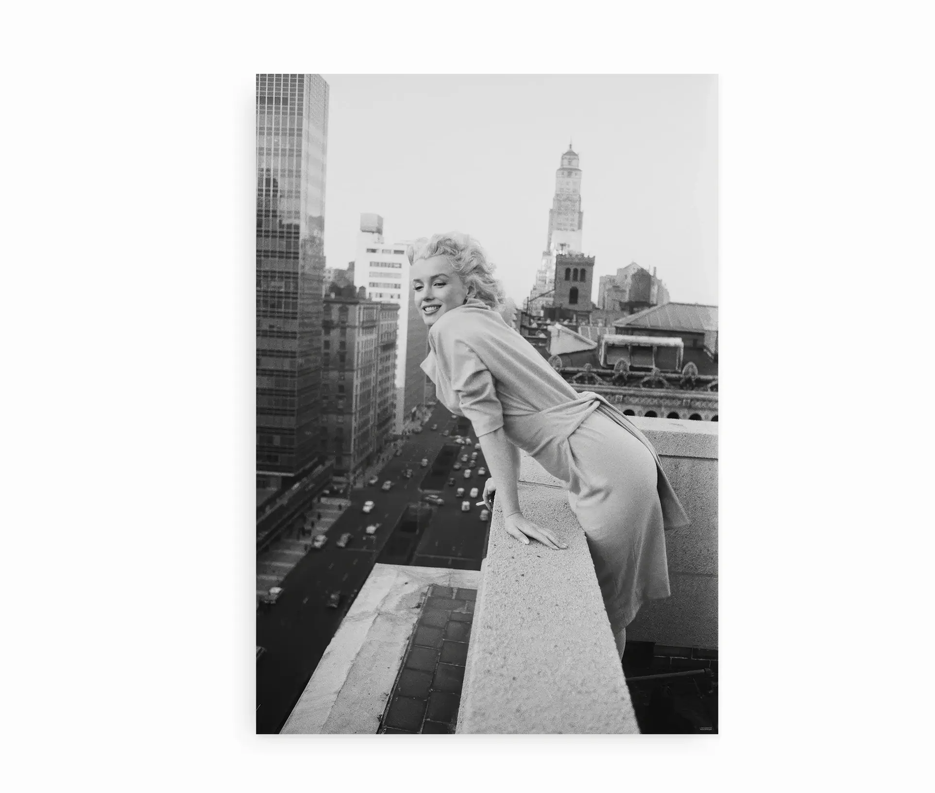 Sort-hvid plakat med Marilyn Monroe på tagterrasse og byudsigt