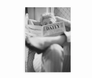 Sort-hvid plakat med Marilyn Monroe der læser avis