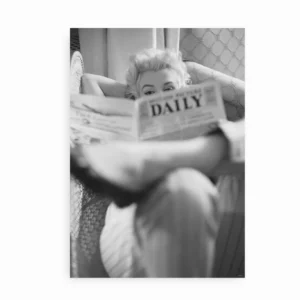 Sort-hvid plakat med Marilyn Monroe der læser avis