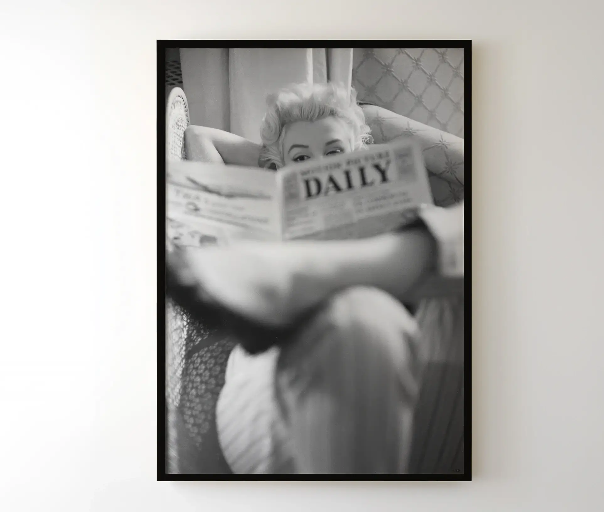 Sort-hvid plakat af Marilyn Monroe med avis i sort ramme