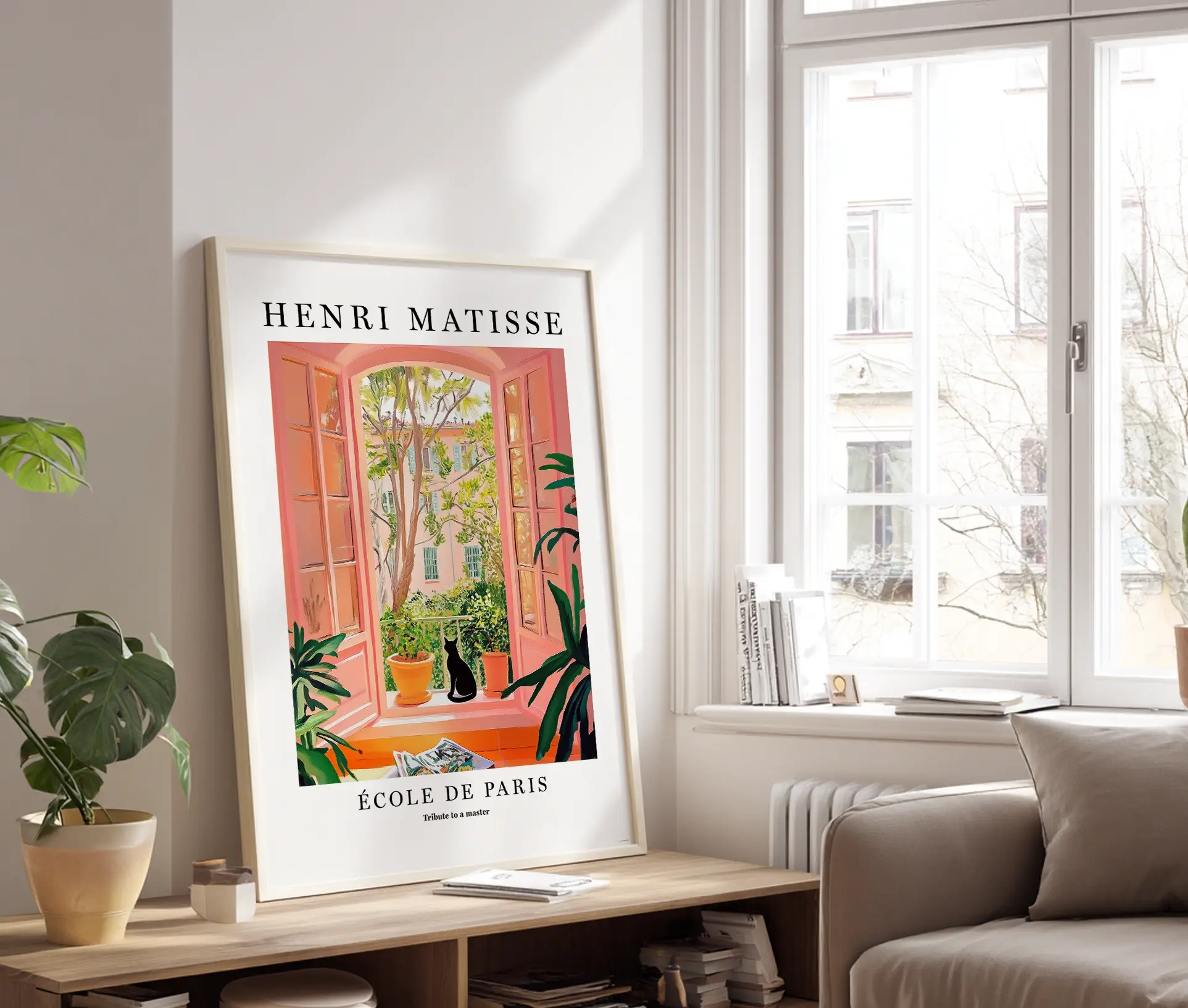 Plakaten viser et åbent rosa vindue med kig til en grøn gårdhave. En sort kat sidder på vindueskarmen omgivet af potteplanter. Et fredfyldt og farverigt motiv inspireret af Matisse.