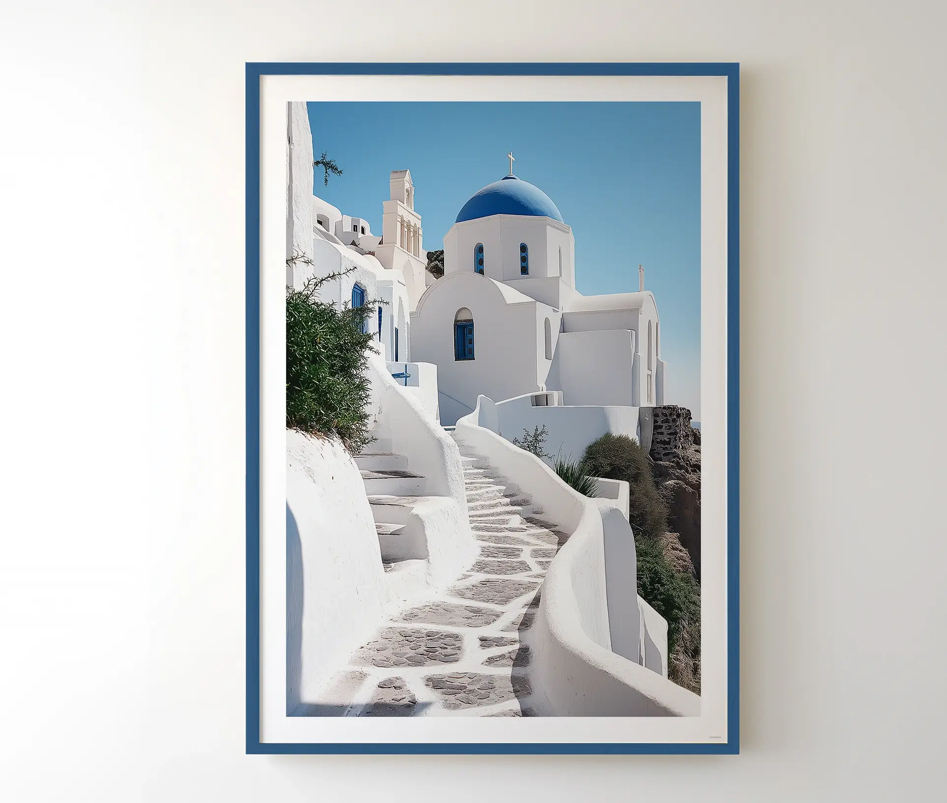 Plakat med Santorini kirke og smal græsk sti i blå ramme