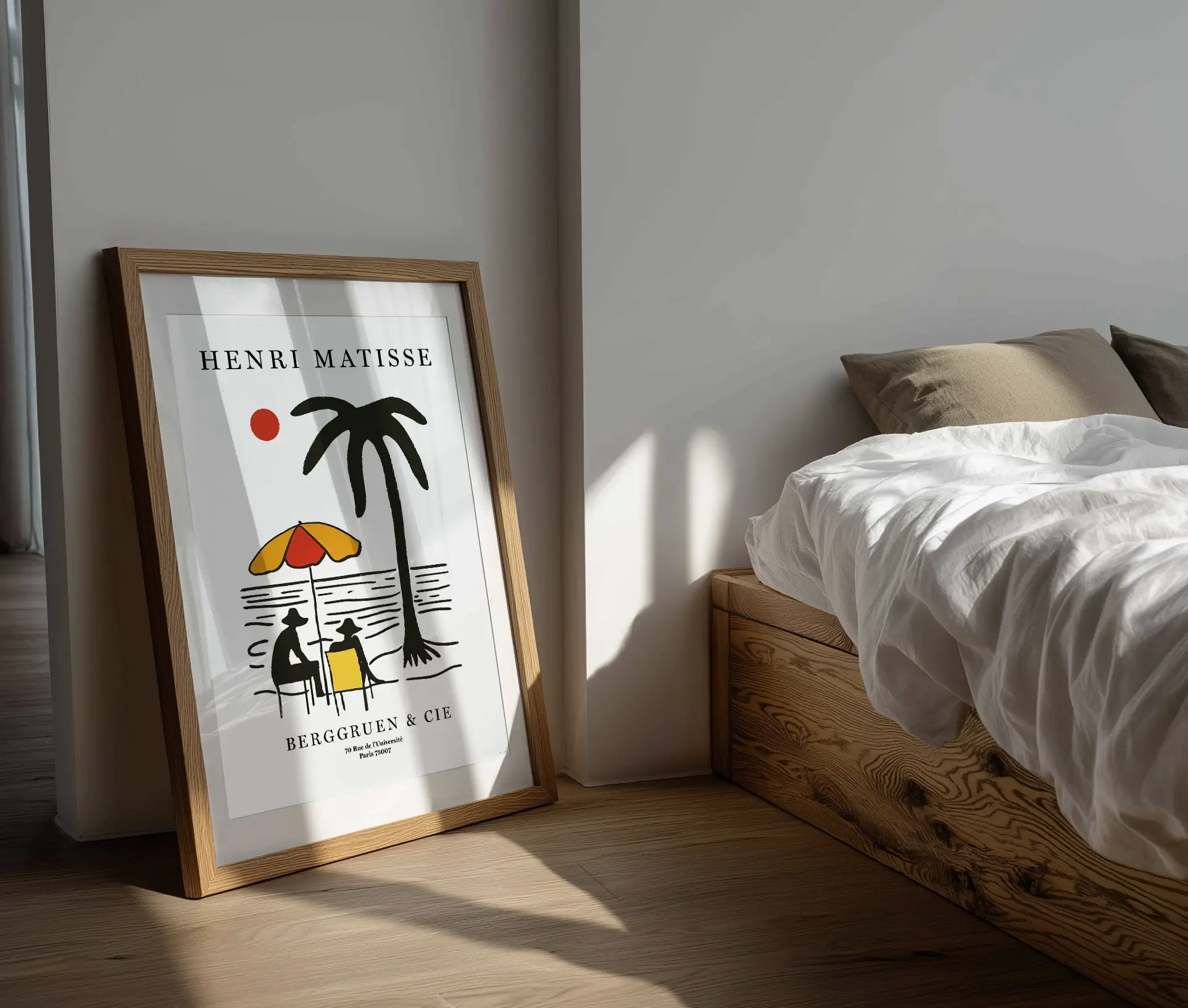 Matisse plakat med strandmotiv stående i soveværelse