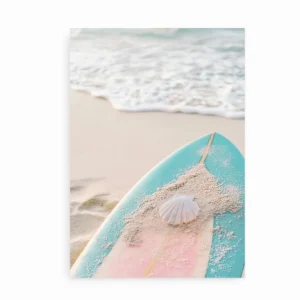 Plakat med pastel surfboard, muslingeskal og strandmotiv