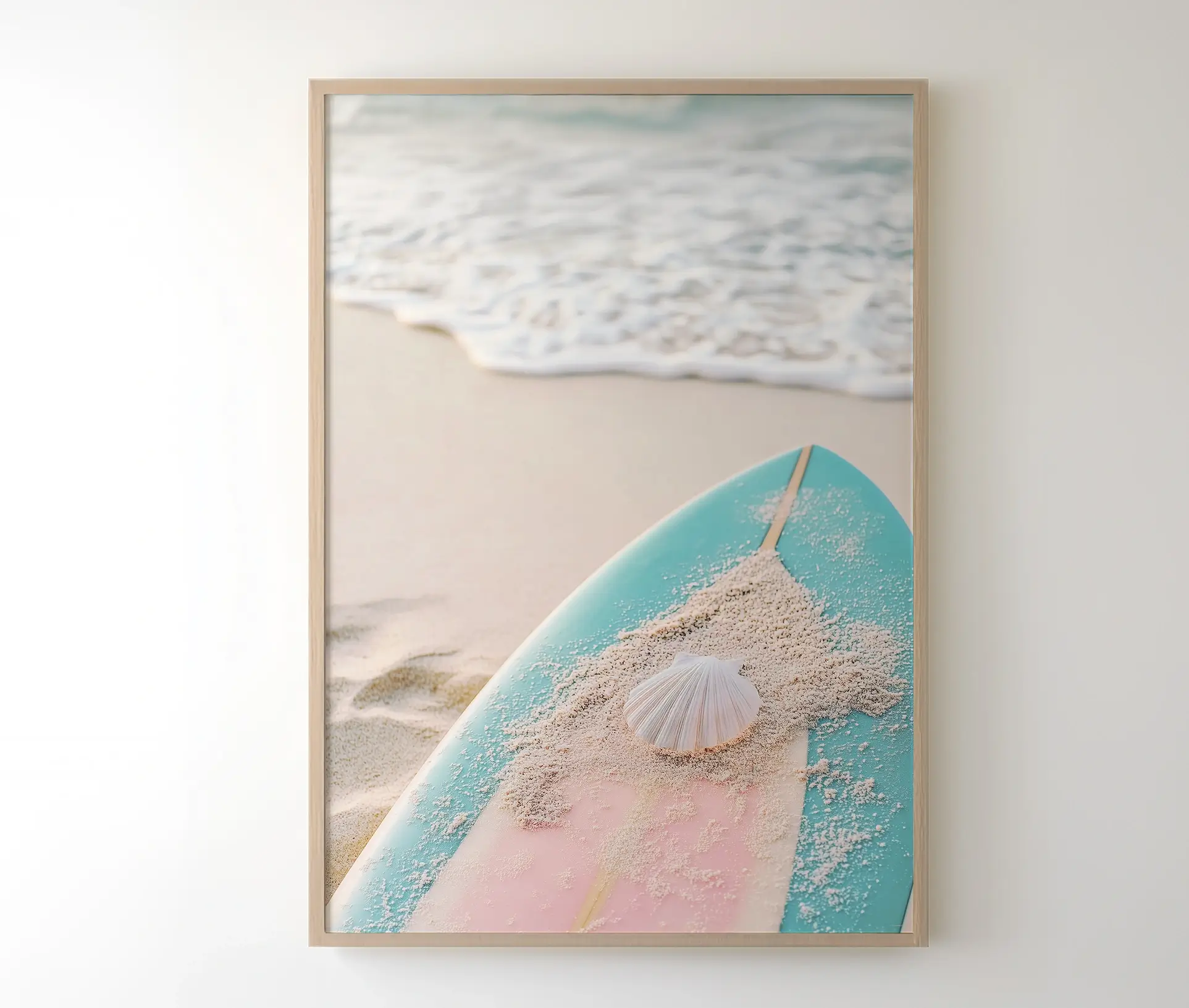 Plakat med strandmotiv og surfboard i træramme på væg