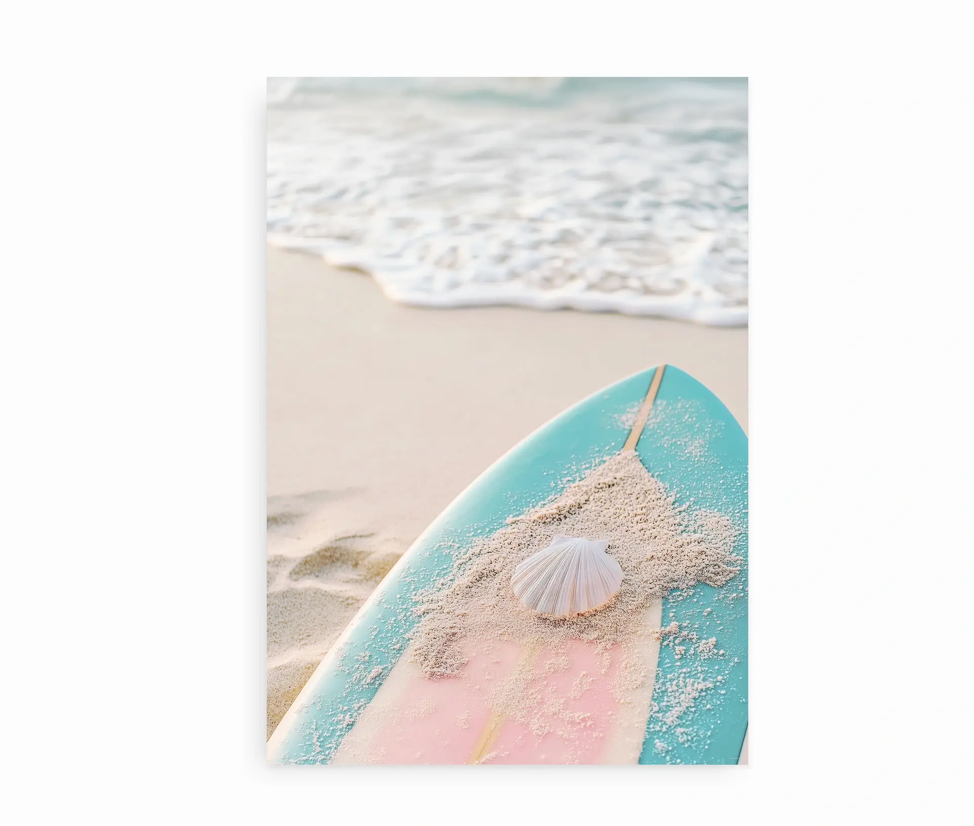 Plakat med pastel surfboard, muslingeskal og strandmotiv