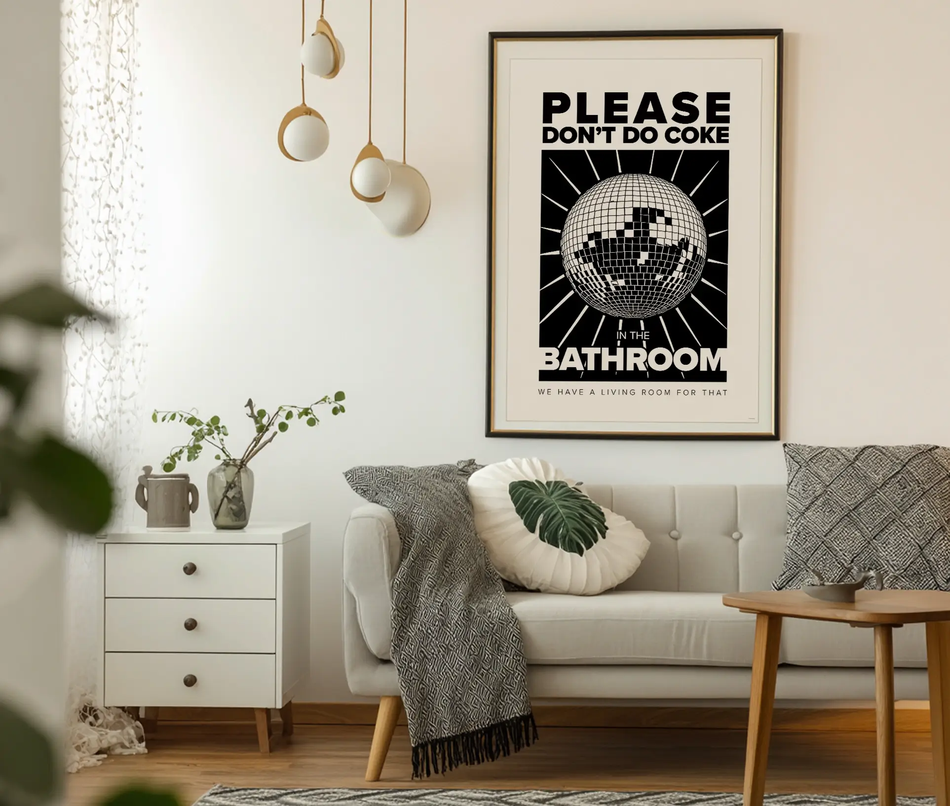 Plakat med disco-kugle og tekst hængende over sofa
