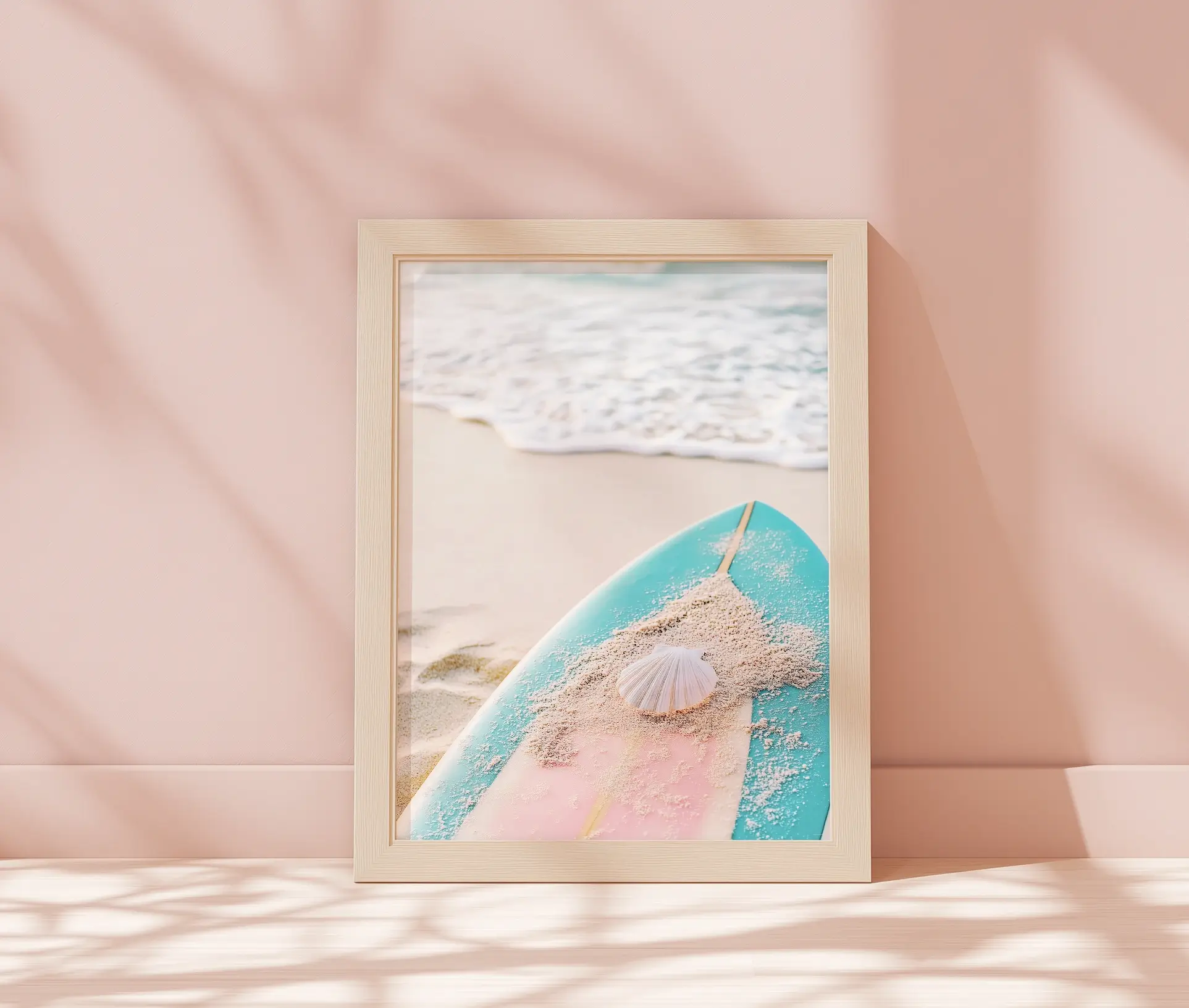 Plakat med surfboard og musling op ad rosa væg