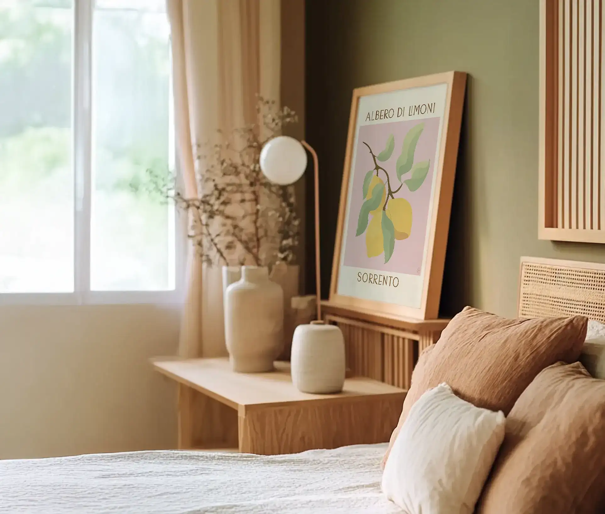 Plakat med illustration af citrontræ og teksten "Albero di Limoni – Sorrento" placeret på sengebord.