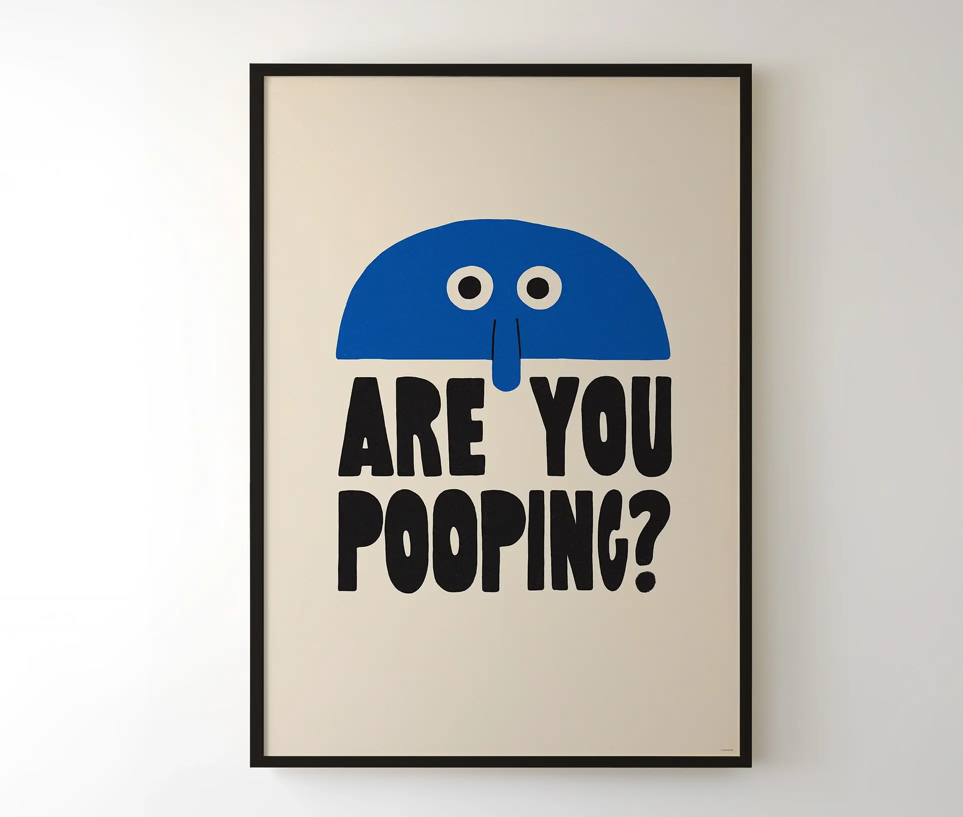 Plakat med teksten "Are You Pooping?" og blå figur, indrammet og hængende
