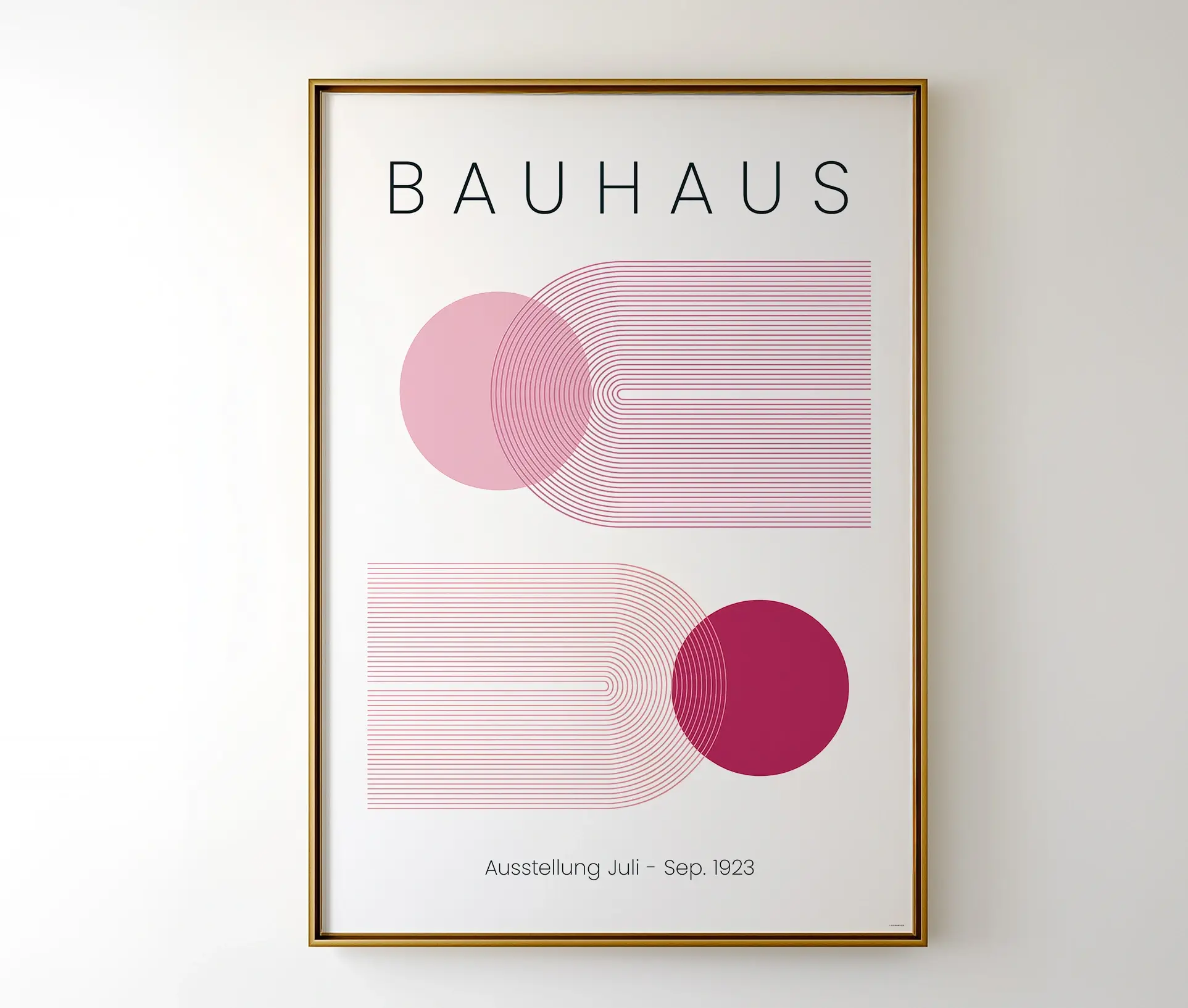 Plakat med Bauhaus design og tekst, indrammet og ophængt på lys væg.