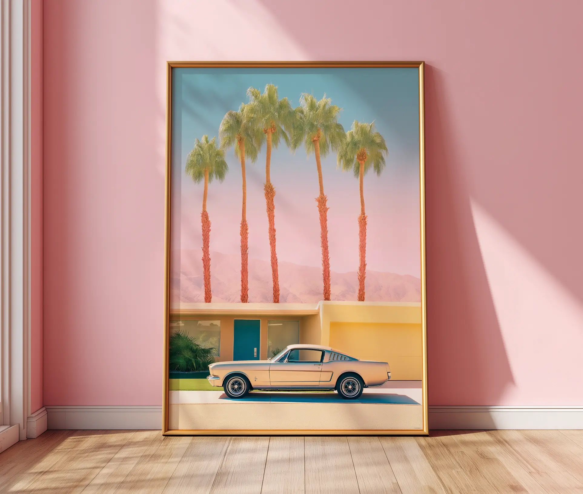 Plakat med retrobil og palmer i guldramme mod lyserød væg