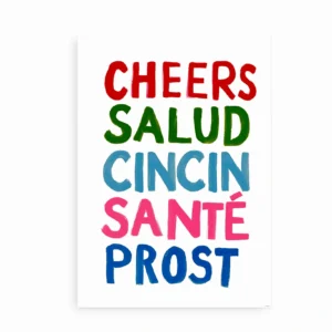 Plakat med teksten "CHEERS SALUD CINCIN SANTÉ PROST" i farverige bogstaver på hvid baggrund.