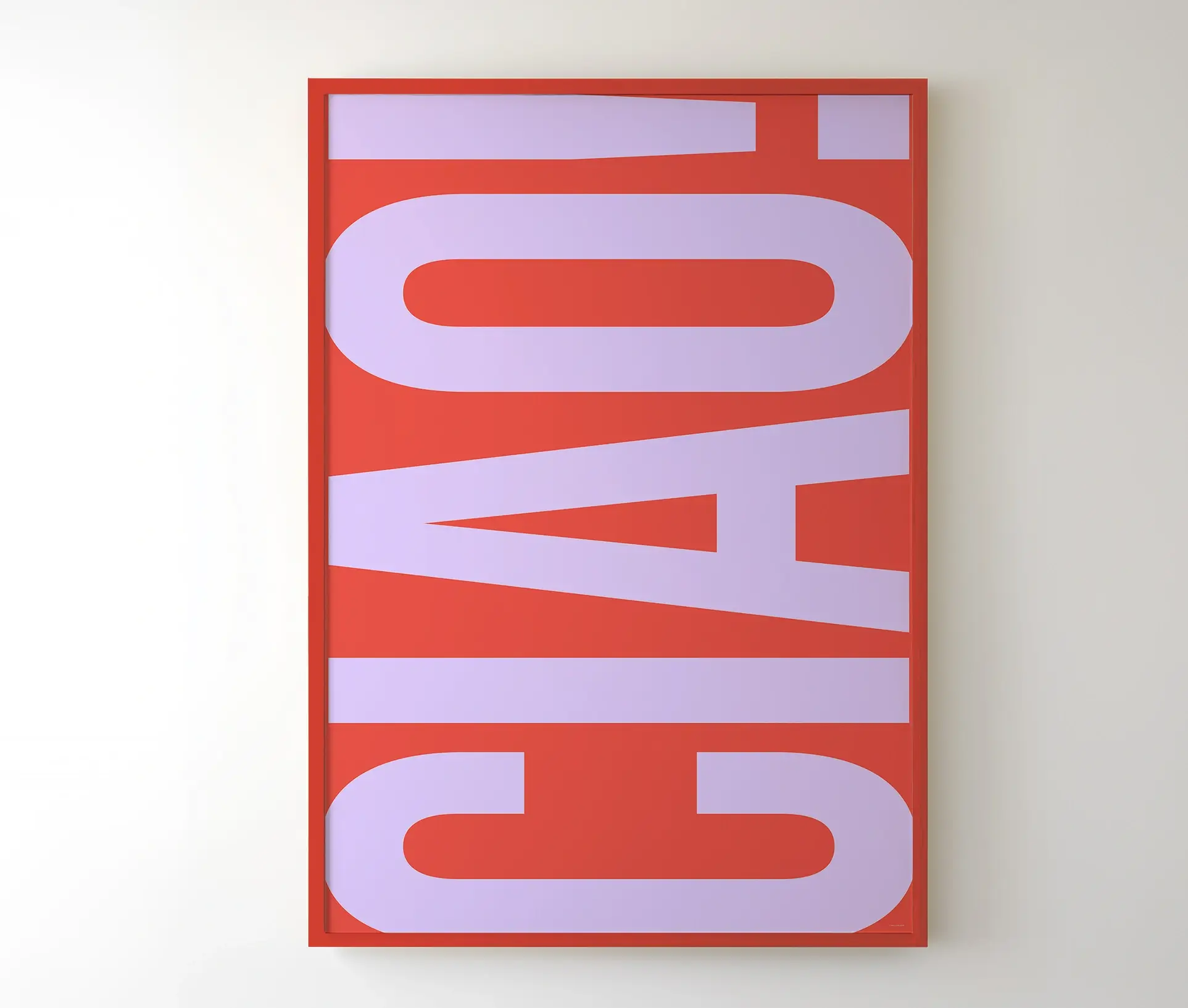 Plakat med "CIAO!" i lys lilla på rød baggrund, vist indrammet på væg