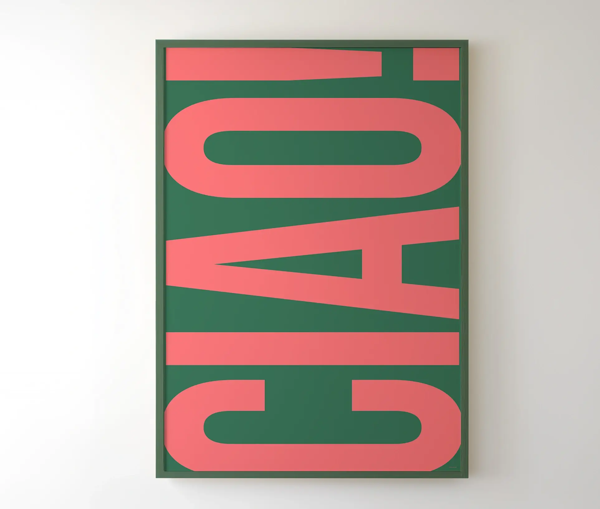 Plakat med "CIAO!" i lyserød typografi på mørkegrøn baggrund vist i ramme