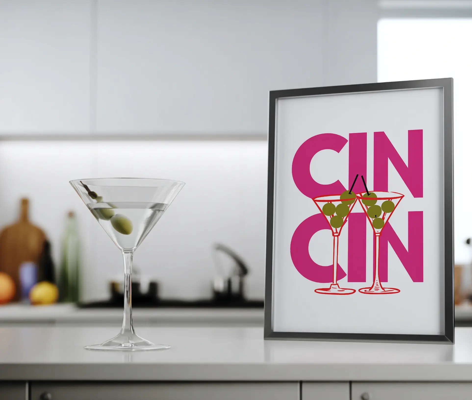 "Cin Cin"-plakat opstillet på køkkenbord ved siden af et martiniglas
