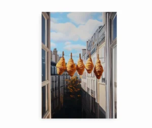 Plakat med croissanter i snor spændt mellem to vinduer med pariserbygninger i baggrunden.