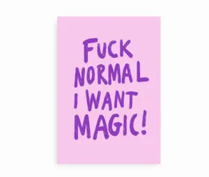 Plakat med teksten "Fuck Normal I Want Magic" i lilla på lyserød baggrund.