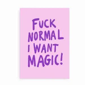 Plakat med teksten "Fuck Normal I Want Magic" i lilla på lyserød baggrund.